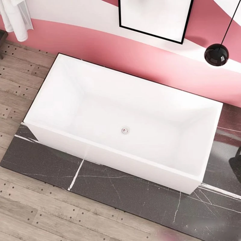 Bañera acrílica independiente, rectangular, blanca, moderna, de espaldas la pared Clearhalo