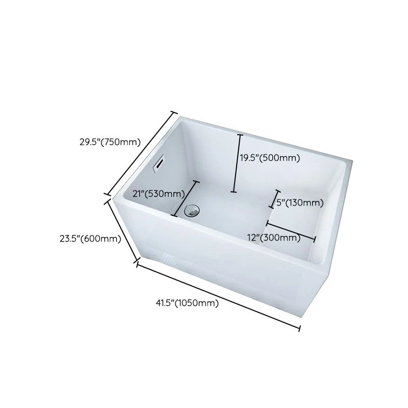 Bañera de acrílico de inmersión, bañera rectangular con acabado antiguo, de espaldas la pared Clearhalo