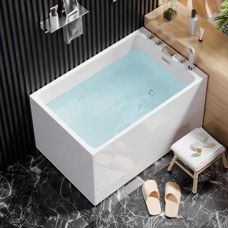 Bañera de acrílico rectangular contemporánea, de espaldas la pared, color blanco Clearhalo