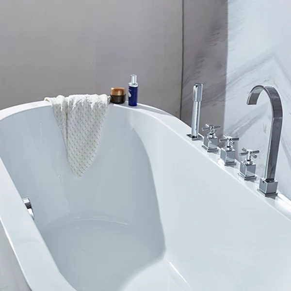 Bañera independiente ovalada moderna de espaldas la pared Bañera de inmersión de acrílico Clearhalo