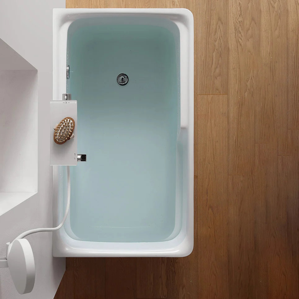 Bañera de inmersión rectangular, bañera de acrílico con acabado antiguo, de espaldas la pared Clearhalo