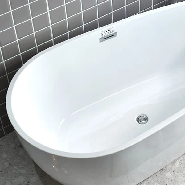 Bañera moderna con acabado antiguo, bañera ovalada de espaldas la pared Clearhalo