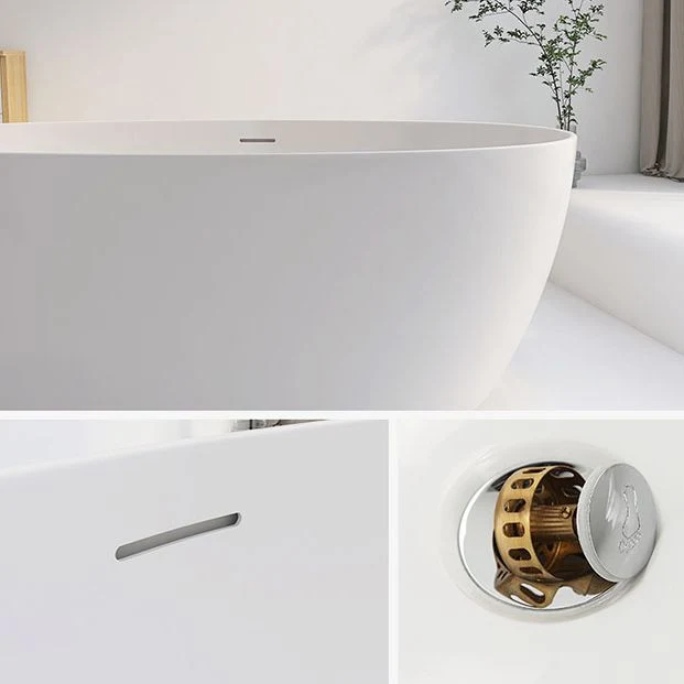 Baño independiente con acabado antiguo que remoja la bañera ovalada moderna Blanco Clearhalo