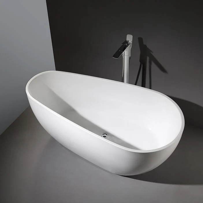 Baño ovalado moderno, bañera independiente de acrílico blanco de espaldas la pared Clearhalo