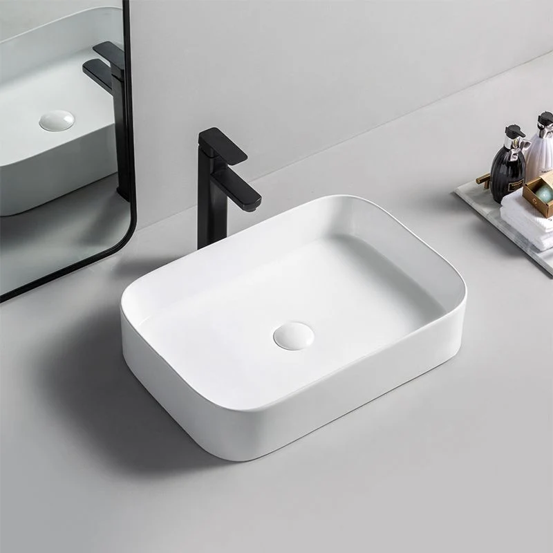 Fregadero de baño moderno de porcelana rectangular con lavabo de drenaje emergente Clearhalo