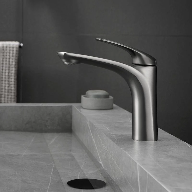 Grifo central de estilo moderno con manijas de palanca para baño Cromo Clearhalo