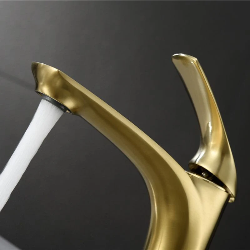 Grifo central de estilo moderno con manijas de palanca para baño Cromo Clearhalo