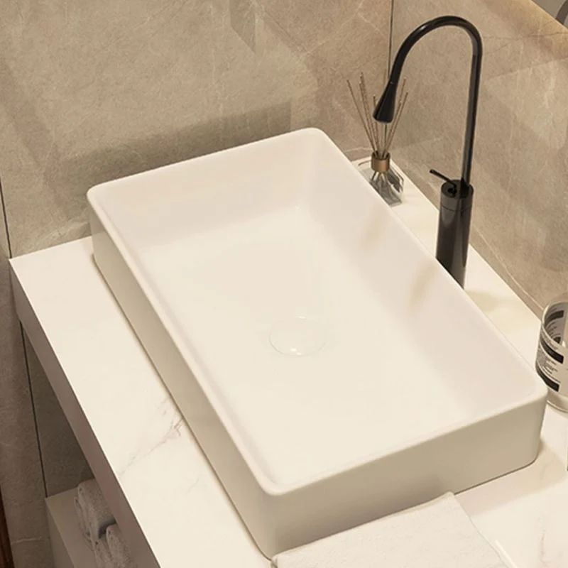 Lavabo de baño blanco de estilo moderno Lavabo de baño de cerámica rectangular Clearhalo