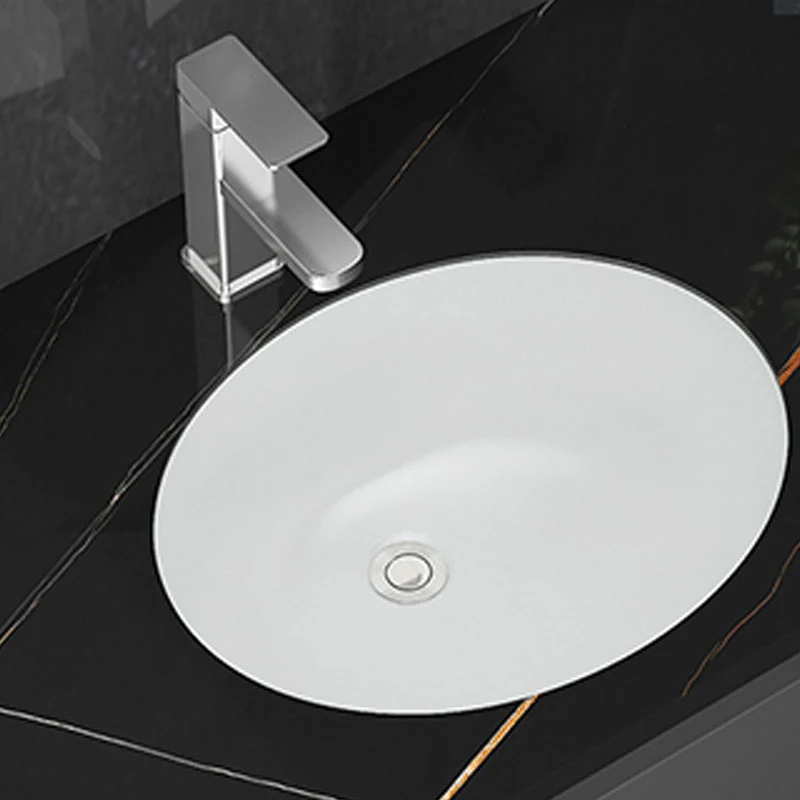 Lavabo de baño blanco moderno, lavabo de porcelana con grifo Clearhalo