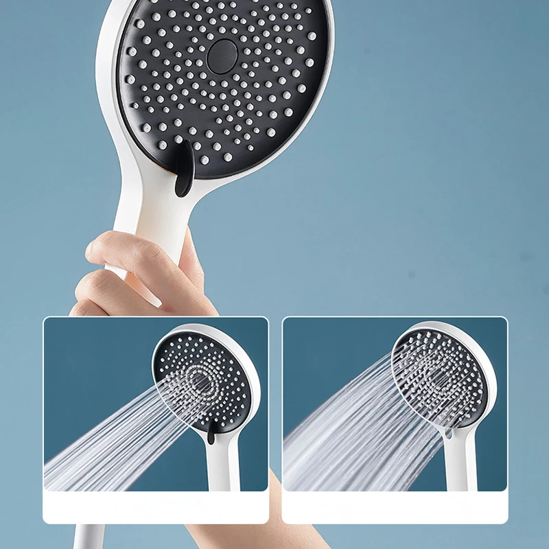 Moderno sistema de ducha con manguera y grifo de ducha con flujo de agua ajustable en la pared en blanco Clearhalo