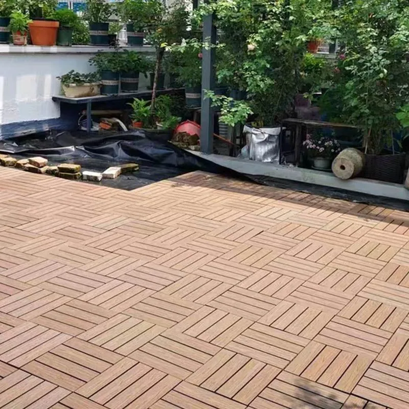 Baldosas de madera clásicas que entrelazan las tejas del suelo del patio del jardín Clearhalo