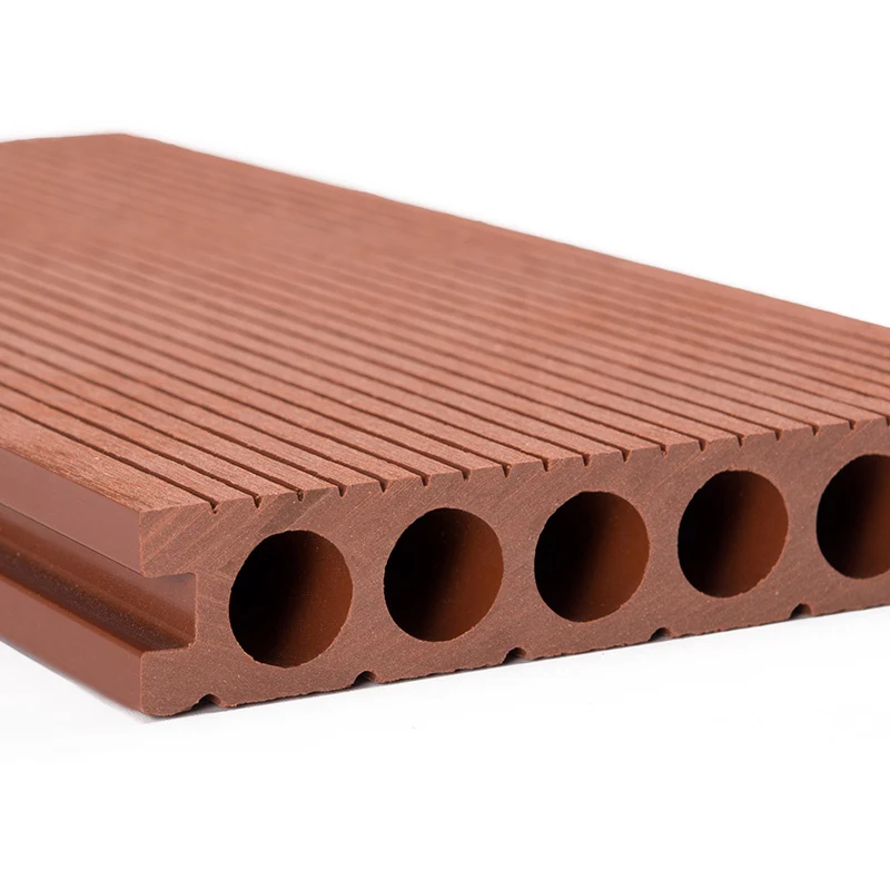 Instalación clavada de baldosas de madera rectangulares para patio al aire libre Clearhalo
