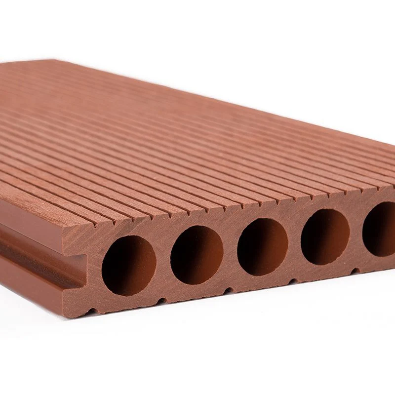 Instalación clavada de baldosas de madera rectangulares para patio al aire libre Clearhalo
