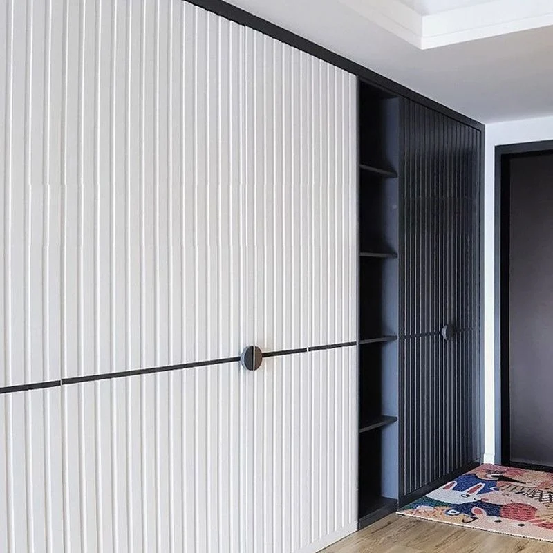El panel de acceso moderno de la pared de la prenda impermeable de la grapa de madera del techo de la pared Gris Clearhalo