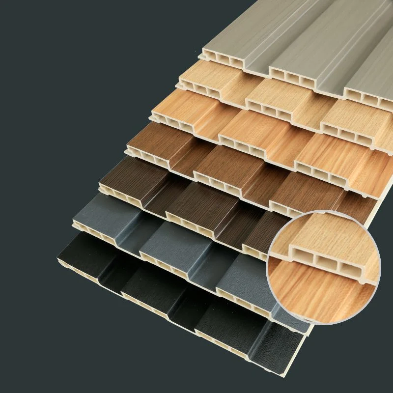 El panel de acceso moderno de la pared de la prenda impermeable de la grapa de madera del techo de la pared Gris Clearhalo