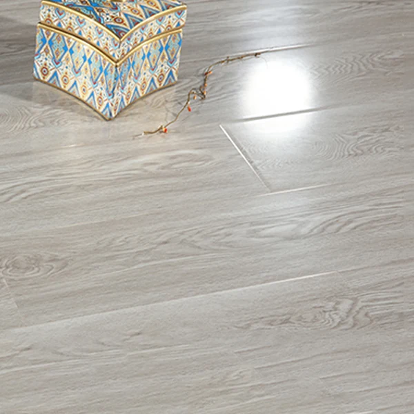 Piso laminado clásico de 7" X 32" X 12 mm, Click-Lock, resistente al agua Gris Clearhalo