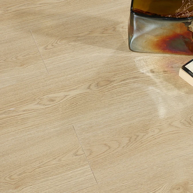 Piso laminado de color claro Piso laminado de madera de estilo moderno Clearhalo