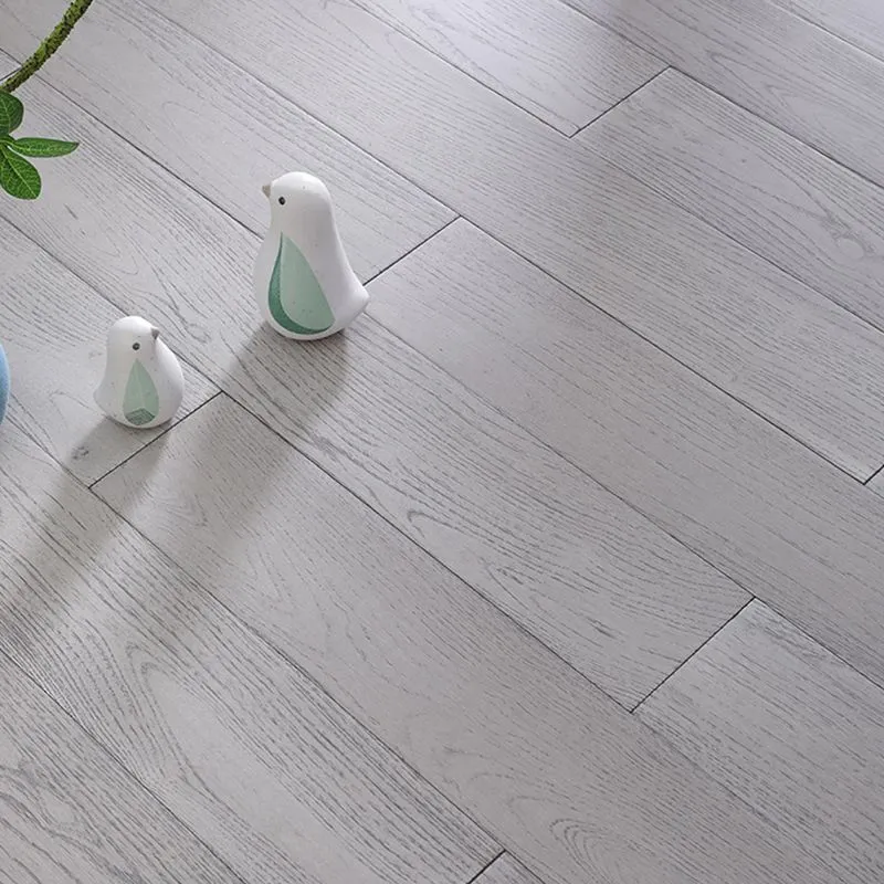 Piso laminado de estilo moderno Piso laminado de madera maciza con color medio y claro Clearhalo