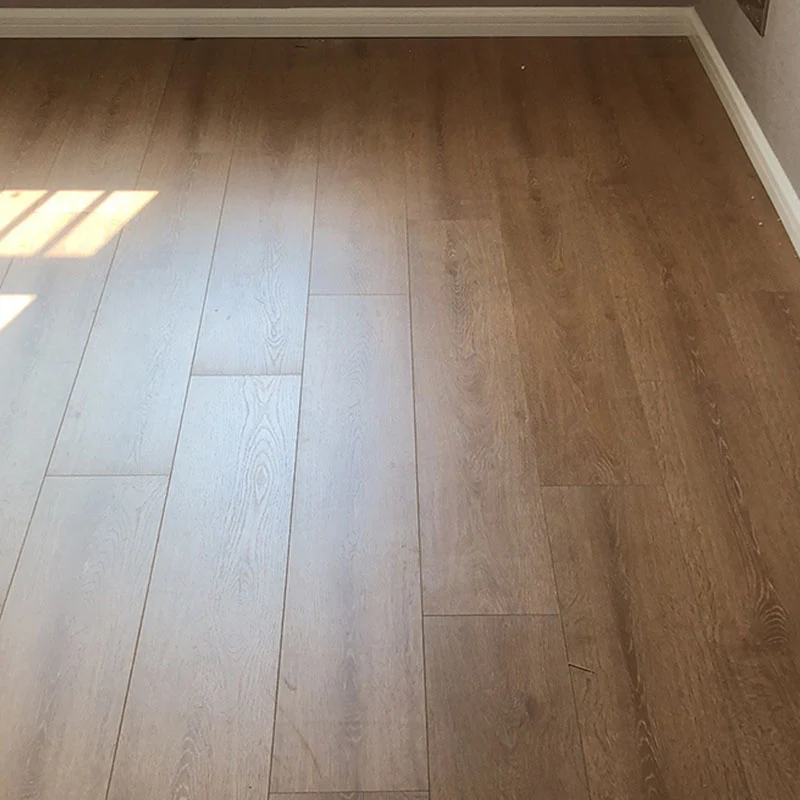 Piso laminado interior resistente los arañazos con textura rectangular con cerradura de clic de madera de pino laminado Cl...