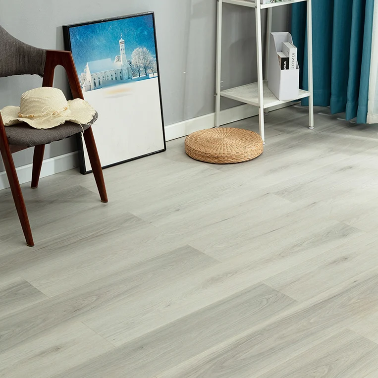Suelo laminado moderno de madera maciza E0 en color natural, Click-Lock, resistente al agua Gris Clearhalo