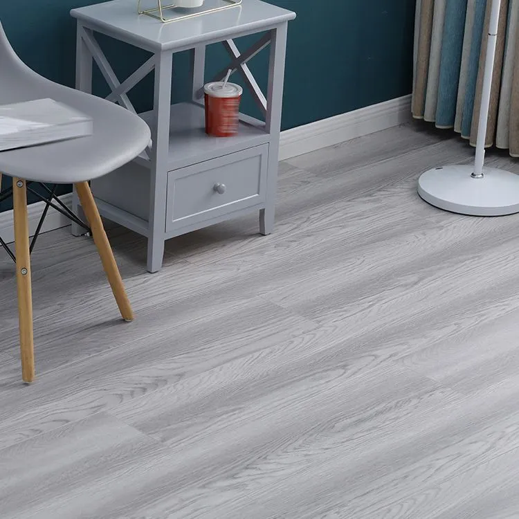 Suelo laminado moderno de madera maciza natural de 12 mm, cierre con clic, resistente al agua Gris Clearhalo