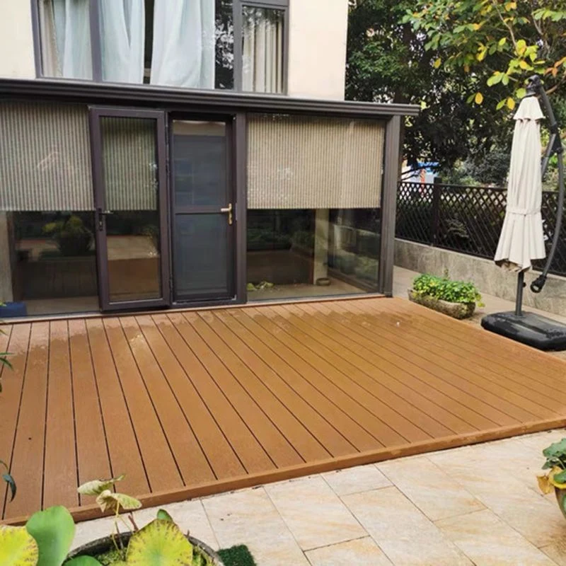 Tablero de piso de tablones de cubierta grabado en relieve con patrón de rayas al aire libre de madera moderno Caqui Clear...