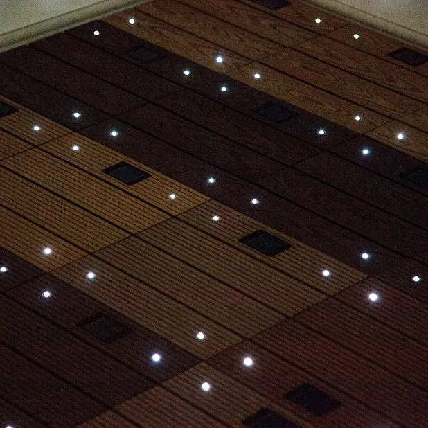 Tradición de suelos de baldosas cuadradas de madera marrón diseñada para patio y jardín Clearhalo